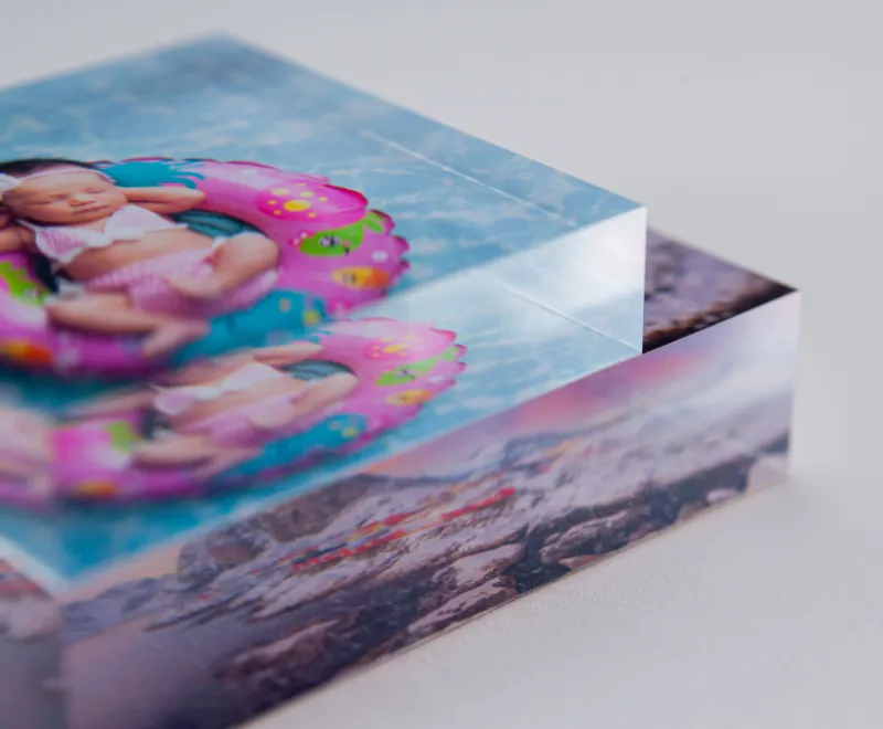 Detail hrúbky a spracovania akrylového bloku