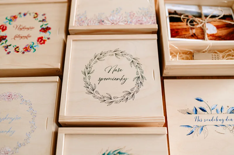 Drevené krabičky s rôznymi kvetinovými potlačami