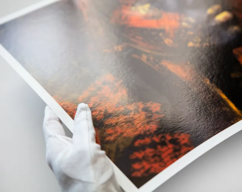 Detail textúry Fine Art tlače v rukaviciach