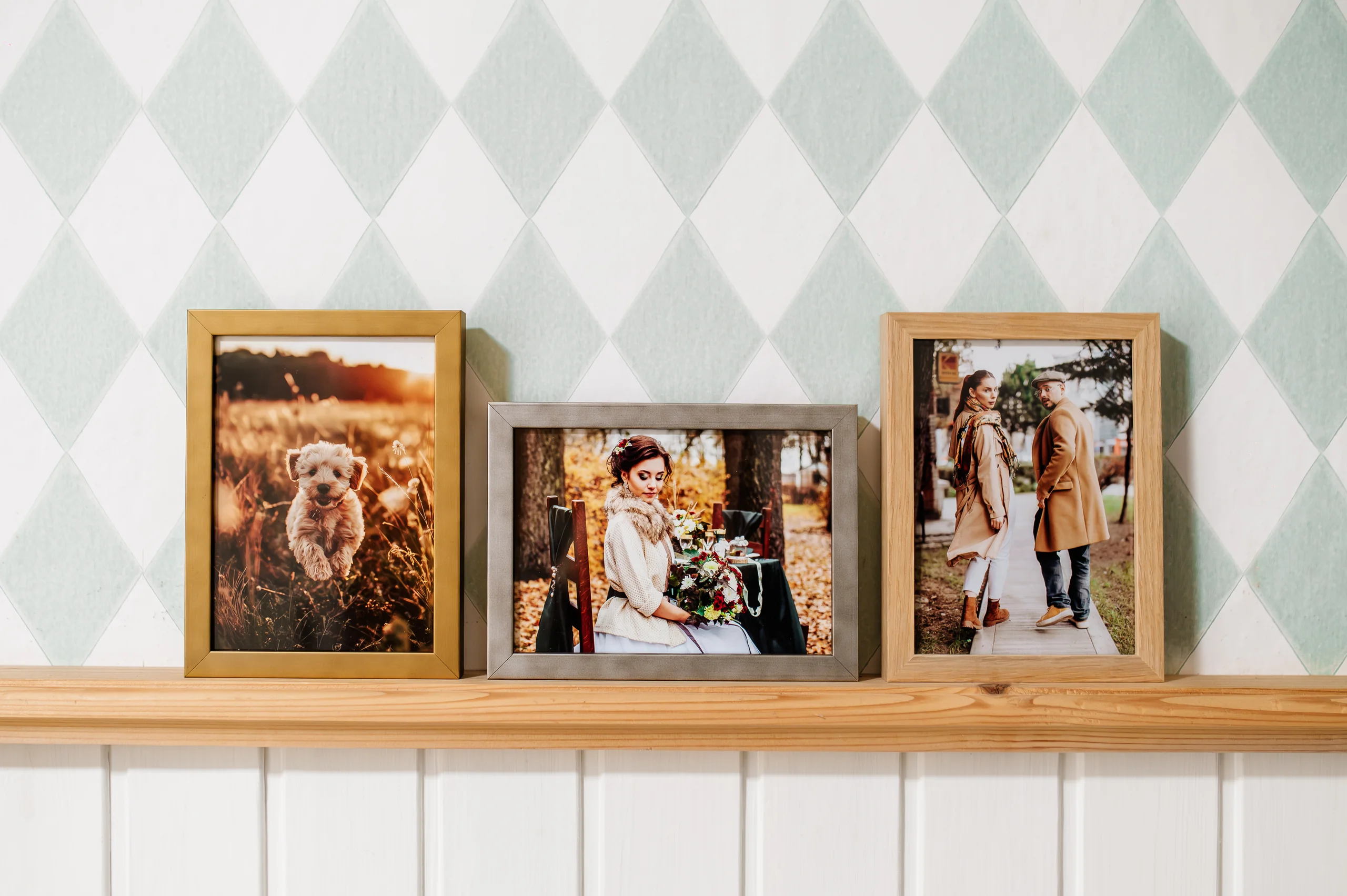 Fotografia v ráme Smart na poličke v modernom interiéri